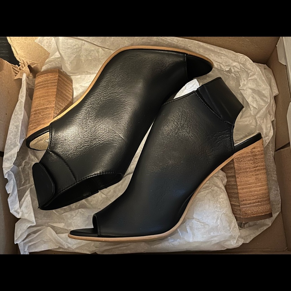 NWOB women’s Steve Madden Nonstop Leather Bootie in black, size 6
